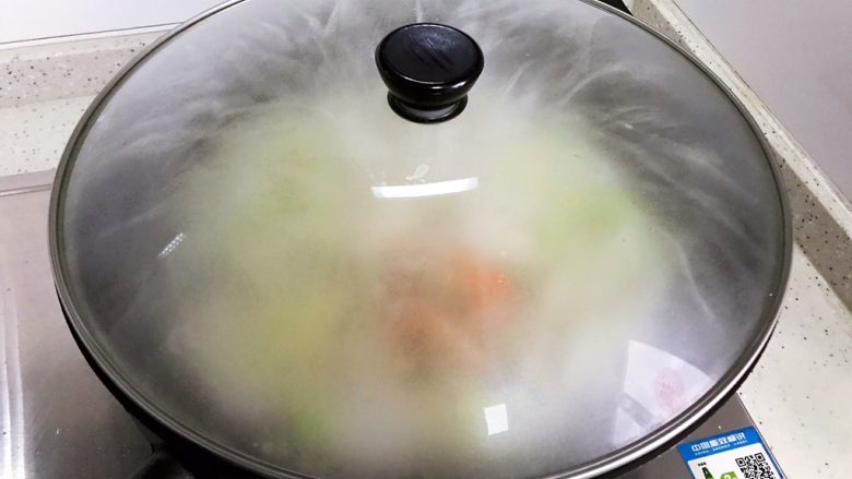 什锦汤,大火煮开之后转中小火,盖上锅盖焖煮5.6分钟
