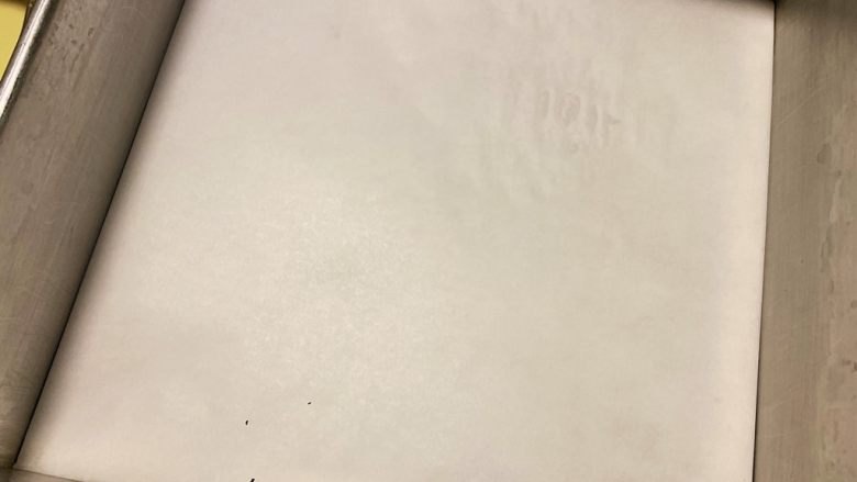 蜂蜜起司蛋糕,12寸活底方模,底部取出用油纸包好放入,模具底下再放一个小烤盘,然后再放入加了水的大烤盘中。