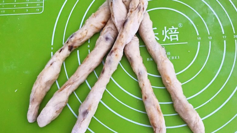 杏脯辫子面包,再把最右侧的面条拿起来,放在另外四个面条的中间