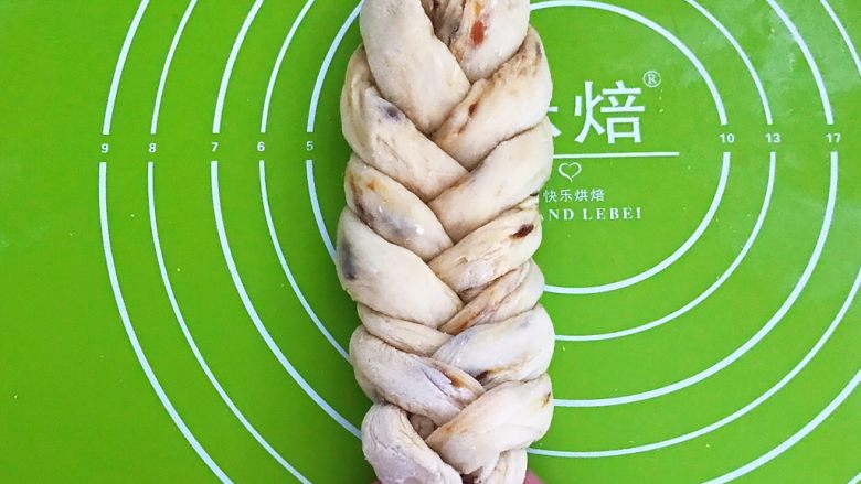 杏脯辫子面包,编到最下面后把5个面条捏合在一起,一定要捏紧实