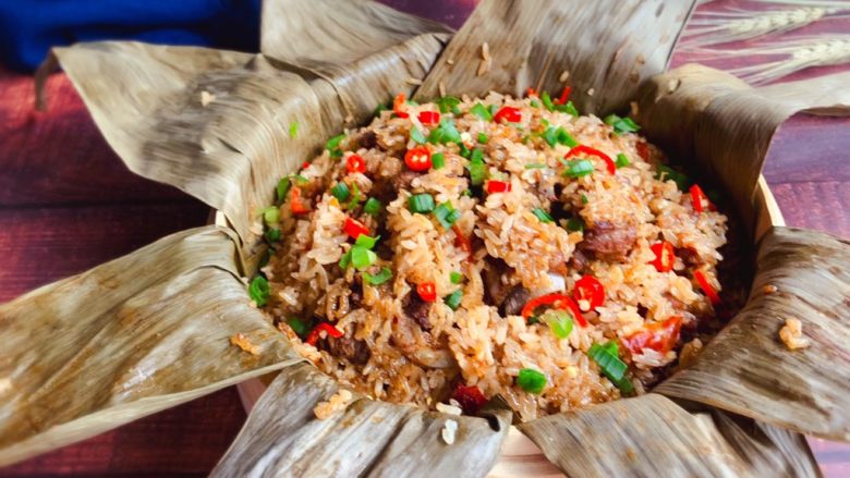 糯米蒸排骨,最后撒上椒圈和葱花点缀即可食用成品