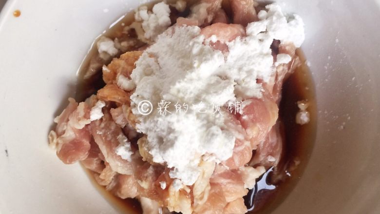 家常小菜 芦蒿炒肉丝,还有淀粉,先腌制个10分钟左右