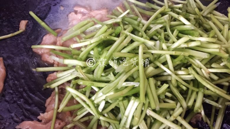 家常小菜 芦蒿炒肉丝,肉丝7、8分熟时,把芦蒿倒入