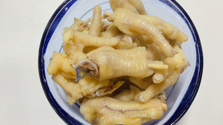 虎皮凤爪,再捞出控去水分,刷上用白醋兑的蜂蜜混全液后晾干(必须晾干,不然炸的时候溅油哦)