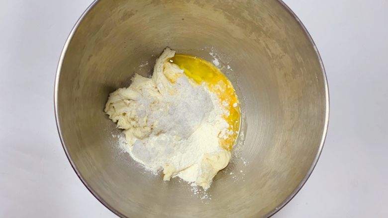 鸡蛋面包,冷藏发酵过后的中种面团撕成小块后放入面桶中,并加入主面团中除<a style='color:red;display:inline-block;' href='/shicai/ 887'>黄油</a>以外的所有材料揉成光滑面团