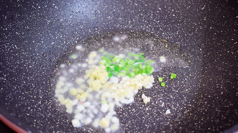 白玉菇炒肉片,原锅再倒入适量的食用油烧热,放入葱姜蒜爆香