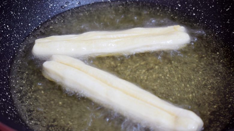 自制油条,锅中倒入适量的食用油,待油烧至7-8成热时,将油条生坏放入油锅中