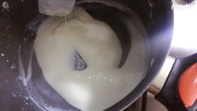 牛奶麻薯,加入木薯粉、用硅胶铲不停搅拌