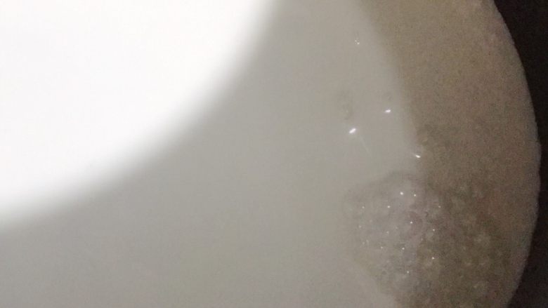 牛奶麻薯,牛奶平底锅小火加热