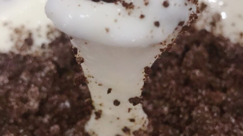 牛奶麻薯,小火熬至麻薯状、盛出、奥利奥碾碎、撒在表面、就可以吃啦
