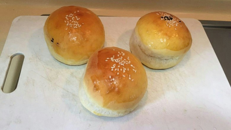 布里欧修黄油汉堡包🍔,准备汉堡面包,这次我用的是我自己做的布里欧修黄油面包(有分享过菜谱可以看下,谢谢)也可以用超市买的