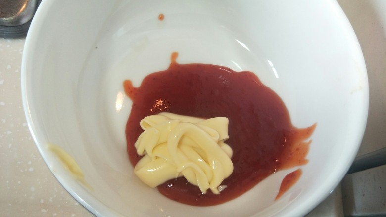 布里欧修黄油汉堡包🍔,调个秘制酱料1: 1甜辣酱+沙拉酱