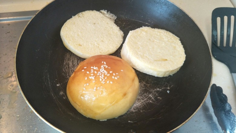 布里欧修黄油汉堡包🍔,黄油面包🍞放入锅中小火煎至金黄