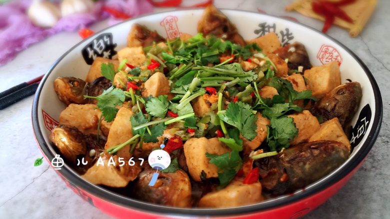 #年年有余#酱焖鲫鱼豆腐,撒香菜碎、大蒜末、辣椒末,装盘食用