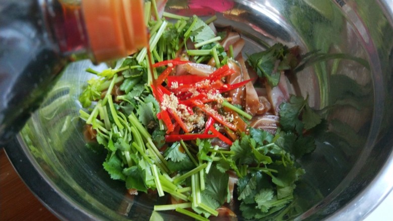 凉拌猪耳  新文美食,倒入适量<a style='color:red;display:inline-block;' href='/shicai/ 788'>生抽</a>。