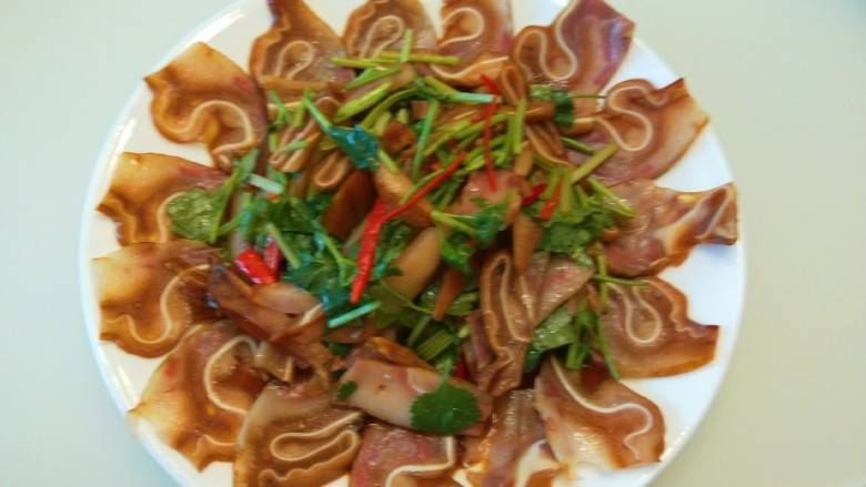 凉拌猪耳 新文美食,装盘即可食用。