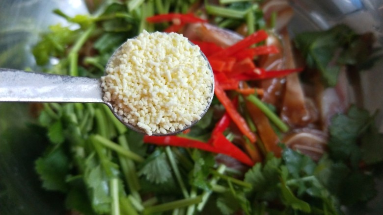 凉拌猪耳 新文美食,加一勺<a style='color:red;display:inline-block;' href='/shicai/ 756'>鸡精</a>。