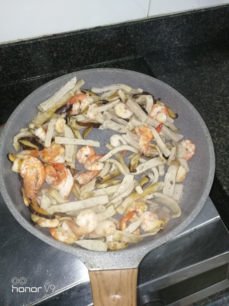 香粥,除了生蚝,芹菜,全部下去炒香,关火备用。