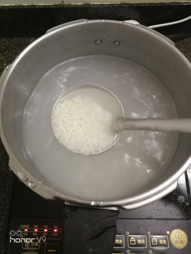 香粥,煮粥下米,煮开时要搅拌下