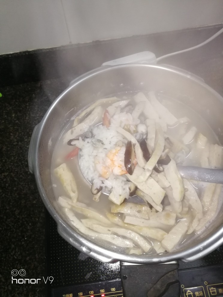 香粥,生蚝下去,下盐搅拌下,米煮到开花就关火下芹菜