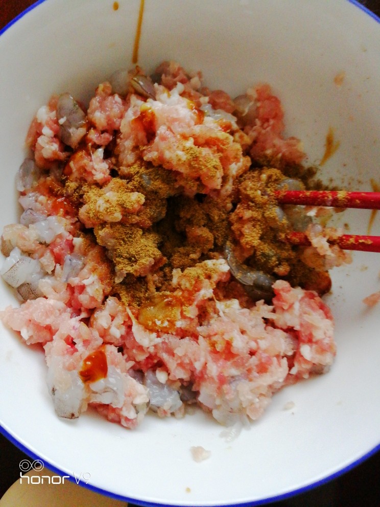 炸虾粿肉条,肉糜和虾粒放入容器中,加入10g的十三香拌匀