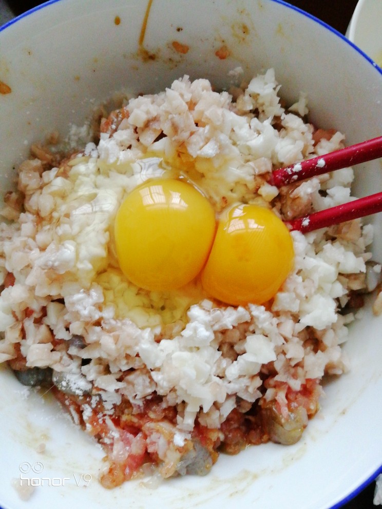 炸虾粿肉条,加入莲藕粒和马蹄粒,加2个鸡蛋,少许玉米淀粉