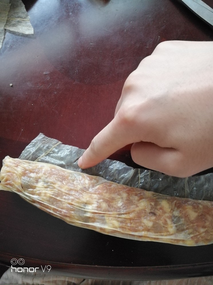 炸虾粿肉条,卷起来,尾部沾点水,如图。