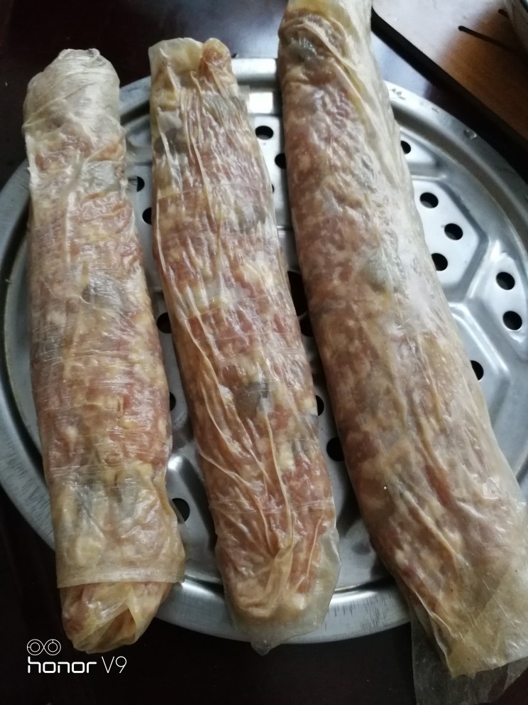 炸虾粿肉条,锅准备水,放入卷好的粿肉条
