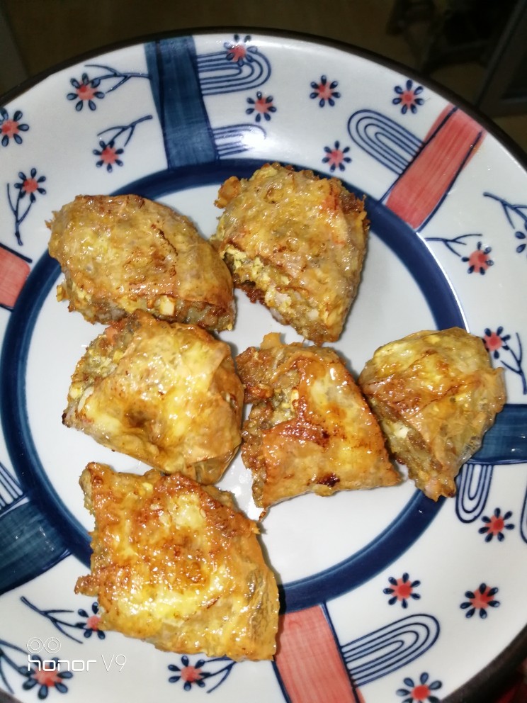炸虾粿肉条,摆盘,沾点酸甜酱或者番茄酱,很好吃,就是比较上火😀