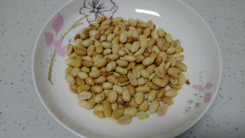 花生、芝麻汤圆,去皮,称好。