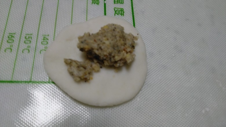 花生、芝麻汤圆,用手捏扁,加入馅料。