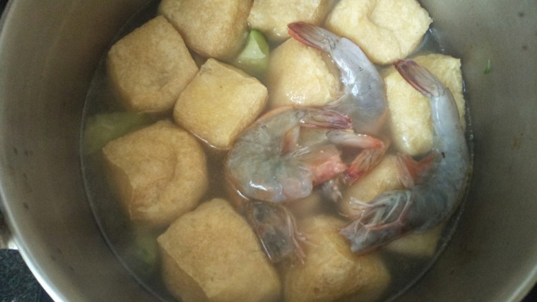 油豆腐虾汤,再放入处理好的大虾煮三分钟，煮到虾熟就好。