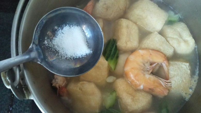 油豆腐虾汤,关火时加入适量的盐搅拌均匀。