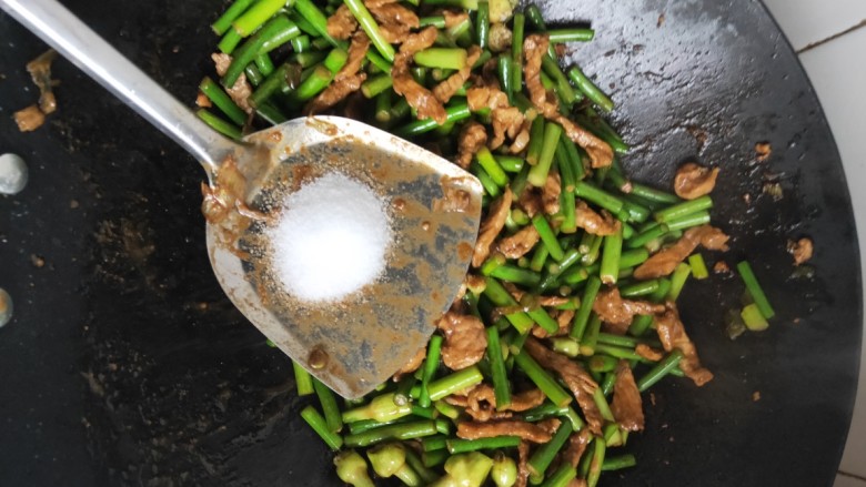 蒜苔肉丝新吃法甜面酱代替酱油这样做出来酸菜肉丝好吃的直接舔盘,放入适量的盐和<a style='color:red;display:inline-block;' href='/shicai/ 717'>味精</a>，翻炒均匀关火滴几滴<a style='color:red;display:inline-block;' href='/shicai/ 847'>香油</a>进去翻炒均匀盛出即可。 