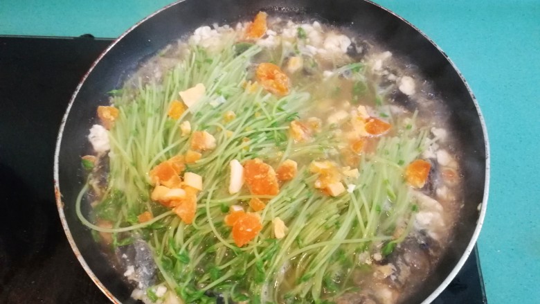 上汤豆苗(简易版),最后放入咸蛋黄,撒适量<a style='color:red;display:inline-block;' href='/shicai/ 720'>胡椒粉</a>。(切记,先尝尝咸淡,再考虑要不要放盐,因为咸鸭蛋含有一定盐分)