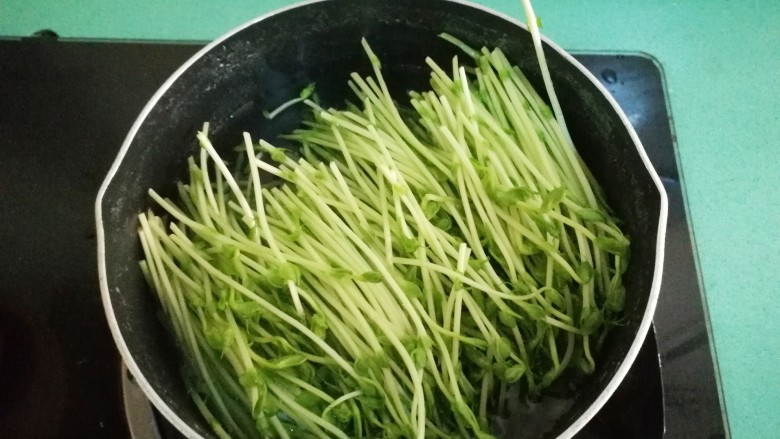 上汤豆苗(简易版),起一个锅,烧开水,放入洗干净的<a style='color:red;display:inline-block;' href='/shicai/ 3268'>豆苗</a>焯一下水