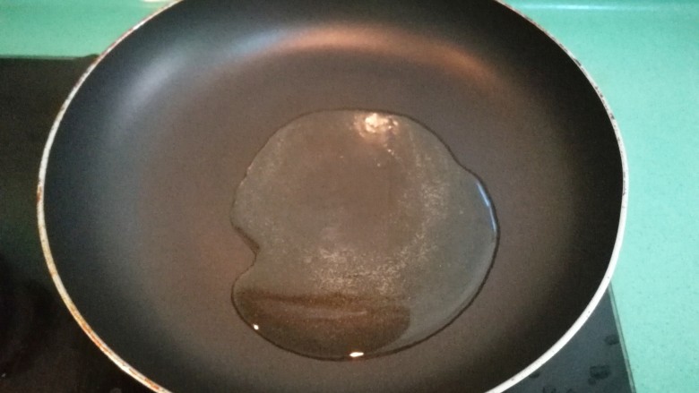 上汤豆苗(简易版),取一个锅,放少许油