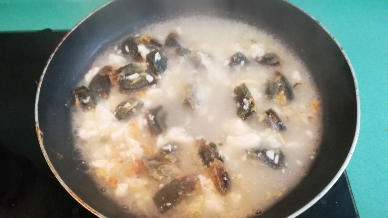 上汤豆苗(简易版),加入一碗开水(有高汤的话更好)