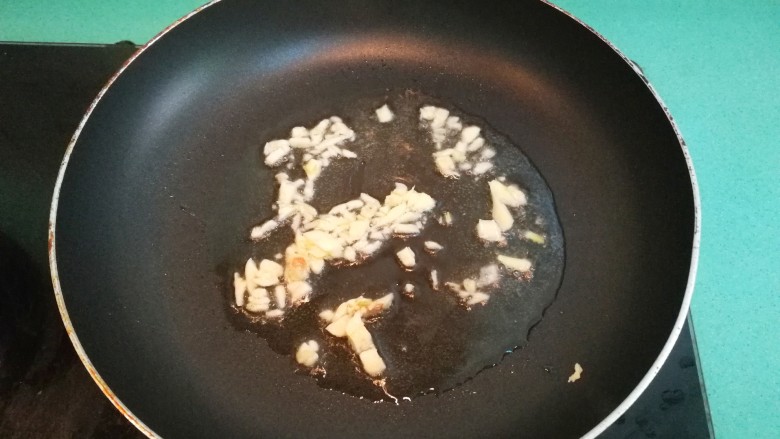 上汤豆苗(简易版),放入蒜蓉炒出香味