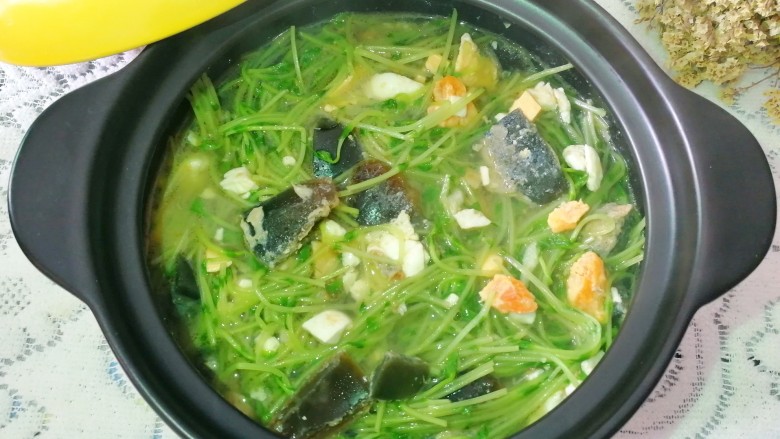上汤豆苗(简易版),出锅啦!滴几滴香油,我拍照时没想起来放葱花,拍完照才想起来,最后吃的时候才放的