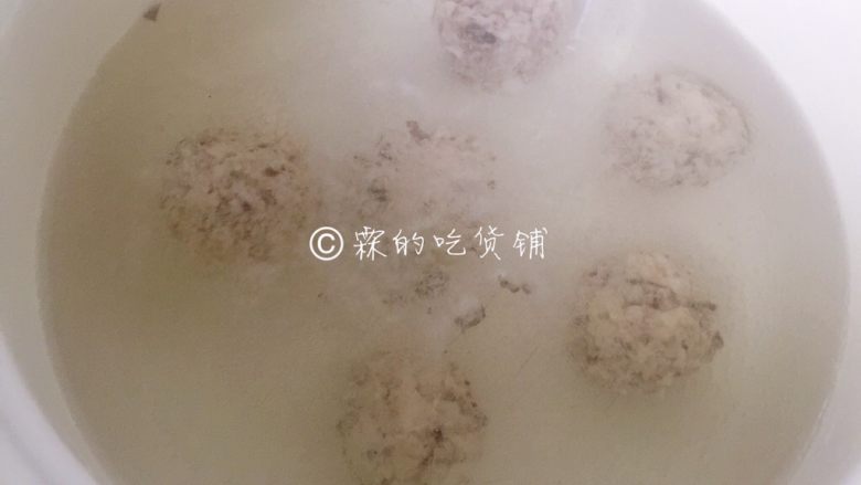 香菇鸡胸肉丸,煮至浮起,就可以捞出了(这时的鸡肉丸还是个半成品哦,不能直接吃,还需要再次加工的)