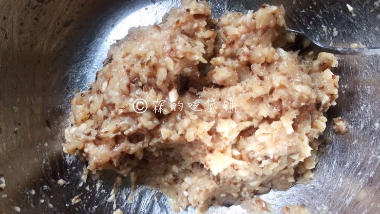 香菇鸡胸肉丸,搅拌均匀,最好搅拌至上劲
