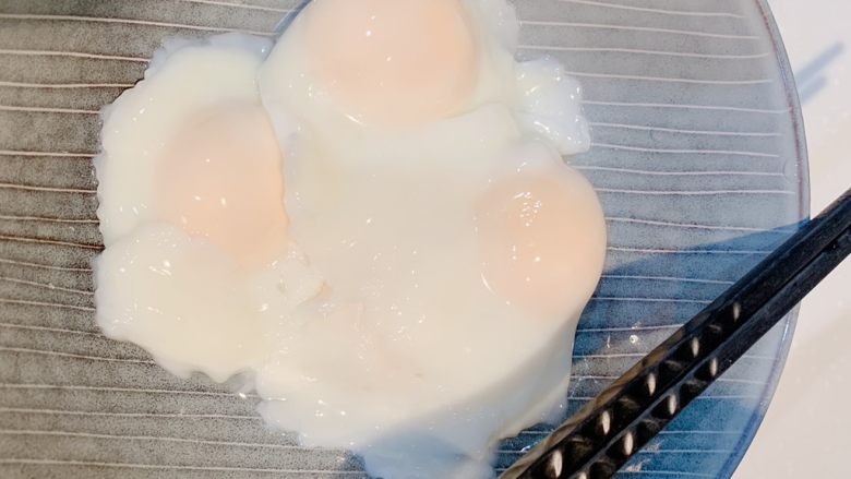 鸡蛋火腿拌挂面,装出来待用