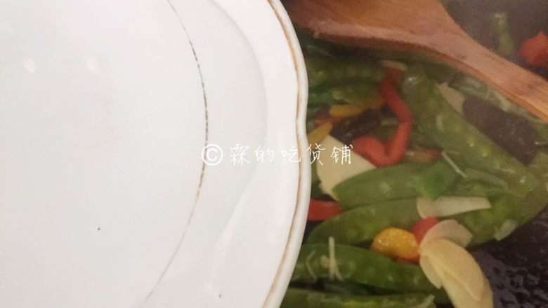 春的色彩 彩椒炒荷兰豆,加一点点的水，加盖焖煮2、30秒