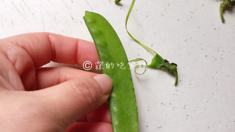 春的色彩 彩椒炒荷兰豆,<a style='color:red;display:inline-block;' href='/shicai/ 81'>荷兰豆</a>掐去两头后再撕掉老茎,洗净
