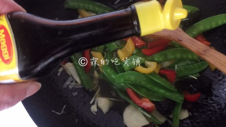 春的色彩 彩椒炒荷兰豆,可选择滴入几滴鲜味汁,翻炒均匀后,就可以出锅了
