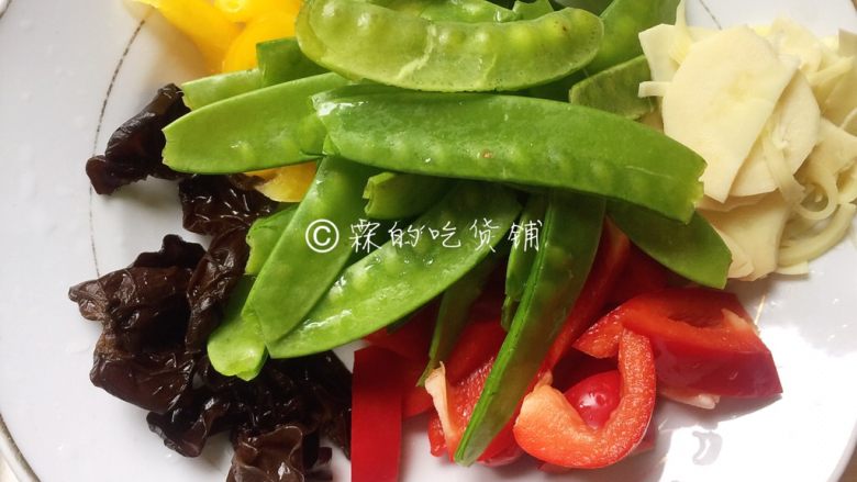 春的色彩 彩椒炒荷兰豆,<a style='color:red;display:inline-block;' href='/shicai/ 136'>黑木耳</a>开水泡发后洗净,所有材料准备完毕