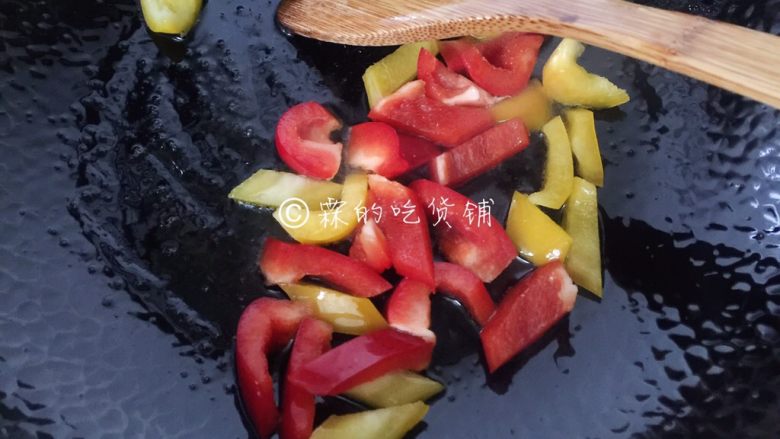 春的色彩 彩椒炒荷兰豆,起油锅,先下彩椒,翻炒