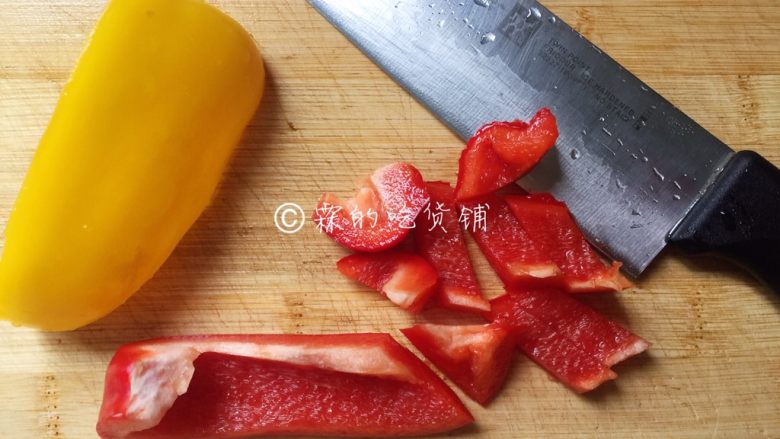 春的色彩 彩椒炒荷兰豆,彩椒洗净后,切小块