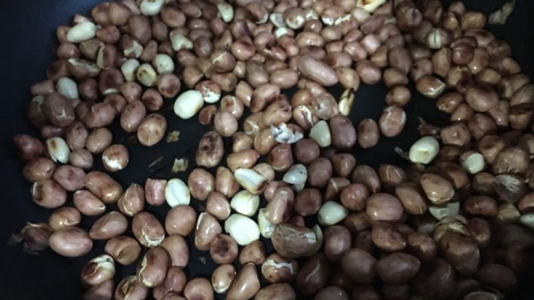 花生酱,放入炒锅干炒六七分钟,期间不断翻炒